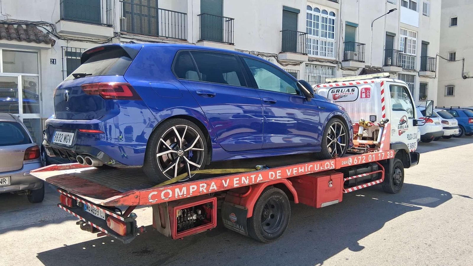 Turismo cargado en la grúa