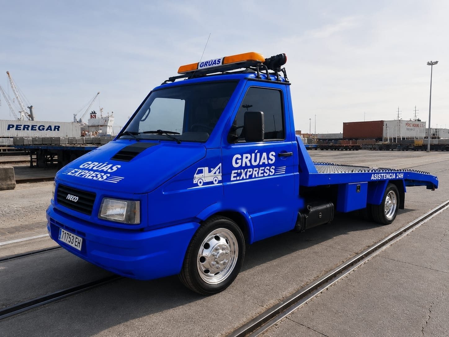 Grúa de SM Grúas Express lista para salir en Cádiz